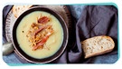 Eine Schüssel mi Topinambursuppe mit Brot auf einem Tisch | Bild: mauritius images / Alamy / Magdalena Bujak /Montage BR