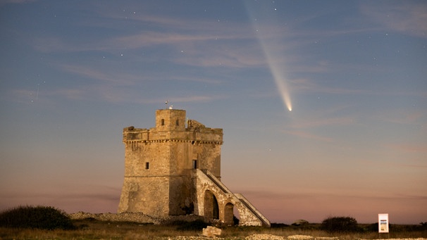 Der Komet Tsuchinshan-Atlas (C/2023 A3) am Himmel über dem Torre Squillace, in der Nähe von Lecce, Italien | Bild: picture alliance / NurPhoto | Manuel Romano