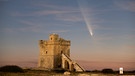 Der Komet Tsuchinshan-Atlas (C/2023 A3) am Himmel über dem Torre Squillace, in der Nähe von Lecce, Italien | Bild: picture alliance / NurPhoto | Manuel Romano