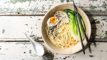 Asiatisches Gericht mit Udon Nudeln, Ei und Pak Choi | Bild: mauritius images / TPP / Natasha Breen