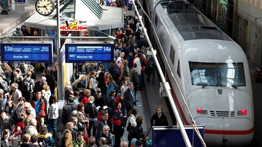 Überfüllter Bahnsteig am Bahnhof | Bild: mauritius images / Jochen Eckel / imageBROKER