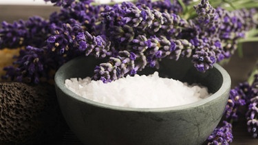 Lavendelblüten und Schale mit Salz | Bild: mauritius images / Zoonar GmbH / Alamy / Alamy Stock Photos