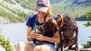 Frau macht Pause mit Hund | Bild: mauritius Bilder / Cavan Bilder / Hannah Dewey