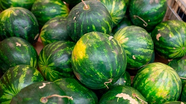 Wassermelonen auf einem Haufen | Bild: mauritius images / Artsiom Petrushenka / Alamy / Alamy Stock Photos