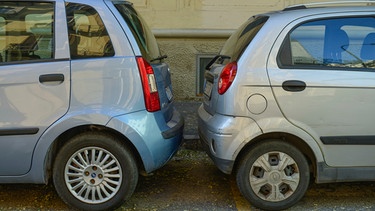 Zwei Autos parken Rückseite an Rückseite  | Bild: mauritius images / Joko / imageBROKER