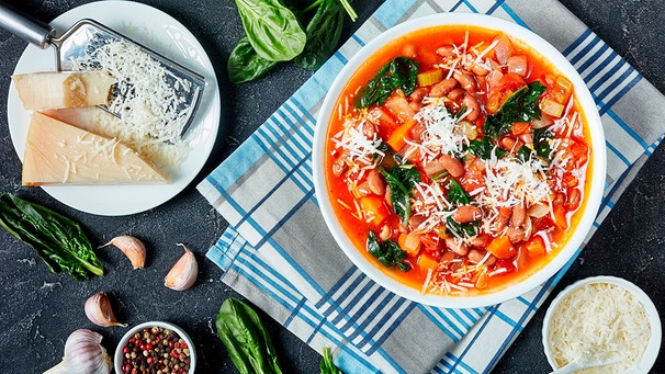 Weiße Bohnen in Tomatensauce mit Parmesan | Bild: mauritius images / MyViewPoint / Alamy / Alamy Stock Photos