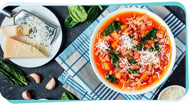 Weiße Bohnen in Tomatensauce mit Parmesan | Bild: mauritius images / MyViewPoint / Alamy / Alamy Stock Photos /Montage BR