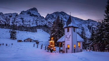 Weiße Weihnachten in Oberbayern. | Bild: mauritius images / FotoMagie Marika Hildebrandt