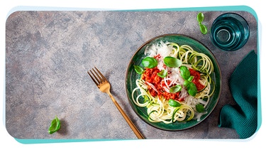 Zucchini-Nudeln mit Tomatensauce | Bild: mauritius images / Olga Miltsova / Alamy / Alamy Stock Photos