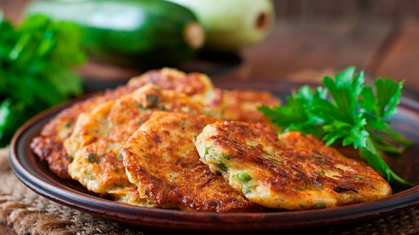 Zucchini-Puffer mit Cornflakes und Kräutern | Bild: mauritius images / Olena Danileiko / Alamy / Alamy Stock Photos