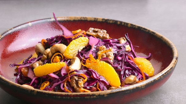 Blaukraut-Salat mit Walnüssen und Orangen | Bild: mauritius images / foodcollection /