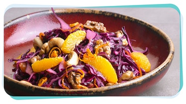 Blaukraut-Salat mit Walnüssen und Orangen | Bild: mauritius images / foodcollection /Montage BR