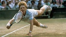 Boris Becker hechtet 1985 in Wimbledon einem Ball hinterher. | Bild: picture alliance / Rüdiger Schrader | Rüdiger Schrader