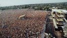 1988 spielt Bruce Springsteen das größte Konzert der damaligen DDR. | Bild: picture-alliance / dpa | ADN Zentralbild