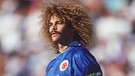 Fußballer Carlos Valderrama auf dem Fußballplatz. | Bild: picture-alliance/dpa