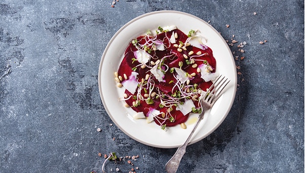 Carpaccio aus roter Bete auf einem Teller | Bild: mauritius images / TPP / Natasha Breen