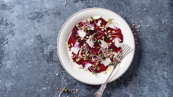 Carpaccio aus roter Bete auf einem Teller | Bild: mauritius images / TPP / Natasha Breen