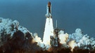 Start des Space Shuttles Challenger, das 73 Sekunden danach explodierte. | Bild: picture-alliance / dpa | Scripps Howard