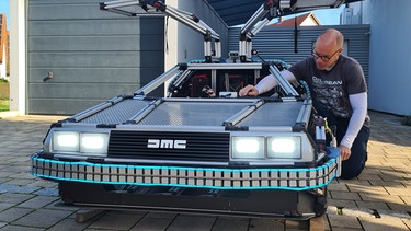 DeLorean aus dem Drucker - Bastler an seinem Modell | Bild: BR/Conny Kleinschroth