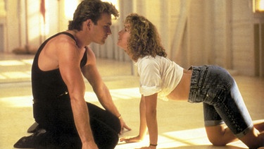 Filmszene aus "Dirty Dancing" in der Johnny und Baby auf dem Boden knien. | Bild: picture alliance / Everett Collection | ©Artisan Entertainment/Courtesy Everett Collection