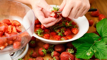 Erdbeeren werden geschnitten | Bild: mauritius images / Lcrms / Alamy / Alamy Stock Photos