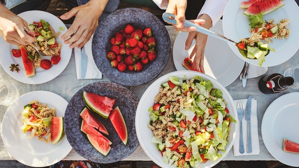 Tisch von oben mit Melone und Salat | Bild: mauritius images / Maskot