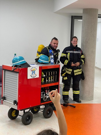 Mihai und Michelle besuchen ehrenamtlich Kinder im Josefinum Oberhausen und zeigen ihnen, was die Feuerwehr so alles macht. | Bild: Freiwillige Feuerwehr Oberhausen