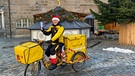 Macht gute Laune in der Weihnachtszeit: Zusteller Jörg Vogel aus Ansbach | Bild: © Deutsche Post DHL Group 