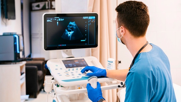 Arzt in einem Krankenhaus an einem Ultraschallgerät | Bild: mauritius images / Westend61 / Mario Martinez