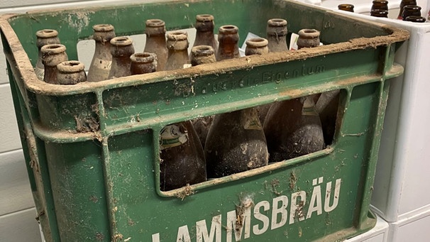 Eine alte Bierkiste mit leeren Bierflaschen | Bild: Neumarkter Lammsbräu / Heinz Kühnlein