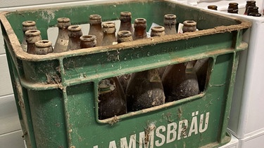 Eine alte Bierkiste mit leeren Bierflaschen | Bild: Neumarkter Lammsbräu / Heinz Kühnlein