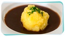 Ein selbst geformter Knödel mit dunkler Bratensoße | Bild: mauritius images / Bernd Jürgens / Alamy / Alamy Stock Photos