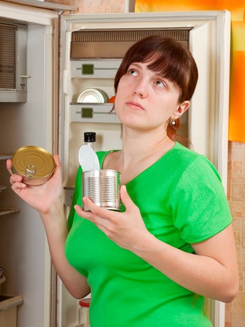 Eine Frau steht vor dem geöffneten Kühlschrank | Bild: mauritius images / Iakov Filimonov / Alamy / Alamy Stock Photos