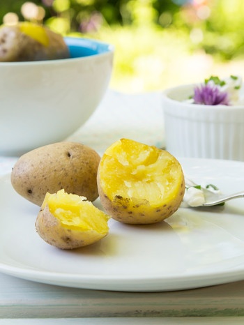 Ein Teller mit frischen Pellkartoffeln, dazu Quark | Bild: mauritius images / Westend61 / Larissa Veronesi