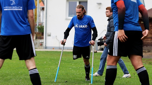 20.10.2024, Bayern, Brand: Pierre Kaiser (M) trainiert im Kreise seiner Teamkollegen des TSV Brand. Kaiser ist mit seiner Oberschenkelamputation erster Amputiertenfußballer im Spielbetrieb in Bayern | Bild: dpa-Bildfunk/Philipp Schmatloch