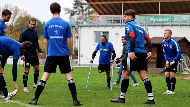 20.10.2024, Bayern, Brand: Pierre Kaiser (M) trainiert im Kreise seiner Teamkollegen des TSV Brand. Kaiser ist mit seiner Oberschenkelamputation erster Amputiertenfußballer im Spielbetrieb in Bayern | Bild: dpa-Bildfunk/Philipp Schmatloch