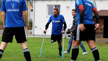 20.10.2024, Bayern, Brand: Pierre Kaiser (M) trainiert im Kreise seiner Teamkollegen des TSV Brand. Kaiser ist mit seiner Oberschenkelamputation erster Amputiertenfußballer im Spielbetrieb in Bayern | Bild: dpa-Bildfunk/Philipp Schmatloch