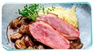 Ein schöner, tiefer Teller mit Polenta, karamellisierten Pilzen und Entenbrust rosa gebraten | Bild: mauritius images / Zoonar GmbH / Alamy / Alamy Stock Photos / Montage: BR