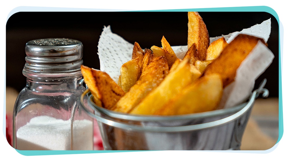 Eine Portion Pommes im Silbertopf mit einem Salzstreuer | Bild: mauritius images / Hernan Caputo / Alamy / Alamy Stock Photos