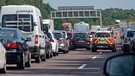 Rettungsgasse nach Verkehrsunfall auf der A2 im Jahr 2021 | Bild: picture alliance / Global Travel Images | Global Travel Images