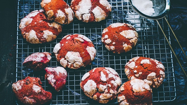 Vegane Rote Bete-Plätzchen auf einem Backgitter | Bild: mauritius images / TPP / Sandhya Hariharan