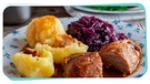 Sehr feines Weihnachtsessen mit selbst gemachtem Rotkraut, Gans und Knödeln | Bild: mauritius images / Angelika Heine / Alamy / Alamy Stock Photos