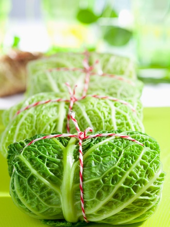 Vegetarische Kohlrouladen mit Wirsingblättern liegen auf einem Teller | Bild: mauritius images / Westend61 / Dieter Heinemann