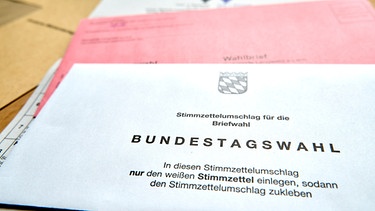 Umschläge zur Briefwahl für die Bundestagswahl 2025 | Bild: mauritius images / Rupert Oberhäuser