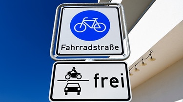 Ein Verkehrsschild, das eine Fahrradstraße ausweist vor blauem Himmel. Pkw und Motorräder sind in dieser Fahrradstraße erlaubt. | Bild: mauritius images / Chromorange / Christian Ohde