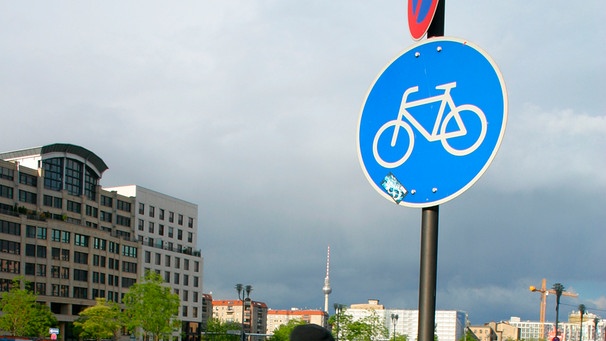 Wenn dieses Verkehrszeichen zu sehen ist, müssen Radfahrende den Radweg nutzen. | Bild: mauritius images / Grant Farquhar / Alamy / Alamy Stock Photos