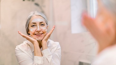 Eine Frau mit einer Gesichtsmaske  | Bild: mauritius images / Sofiia Shunkina / Alamy / Alamy Stock Photos