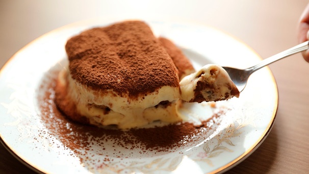 Fein cremiges Tiramisu mit Kakao bestäubt | Bild: mauritius images