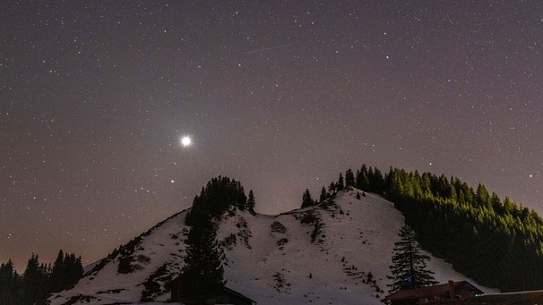 Die Sterne und die Venus leuchten am Abend über der Alpspitz in den Allgäuer Alpen.  | Bild: picture alliance / Jan Eifert | Jan Eifert