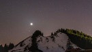 Die Sterne und die Venus leuchten am Abend über der Alpspitz in den Allgäuer Alpen.  | Bild: picture alliance / Jan Eifert | Jan Eifert